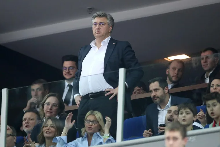 Jeste li primijetili koliko se Plenković promijenio? Evo kako je izgledao nekad, a kako sada