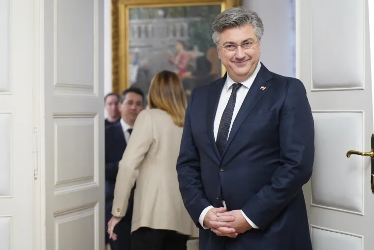 Jeste li primijetili koliko se Plenković promijenio? Evo kako je izgledao nekad, a kako sada