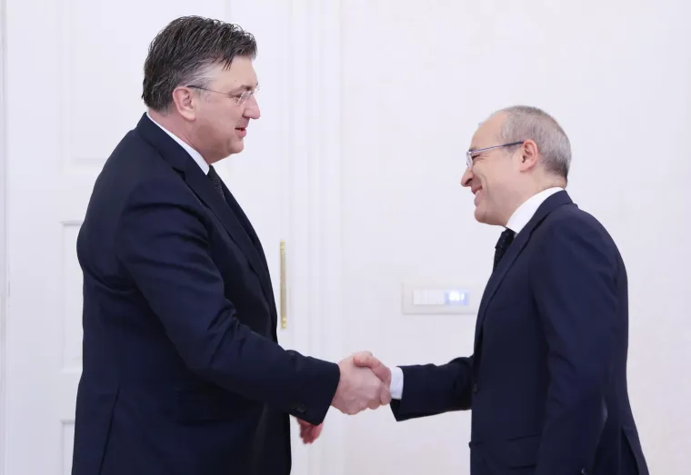 Jeste li primijetili koliko se Plenković promijenio? Evo kako je izgledao nekad, a kako sada