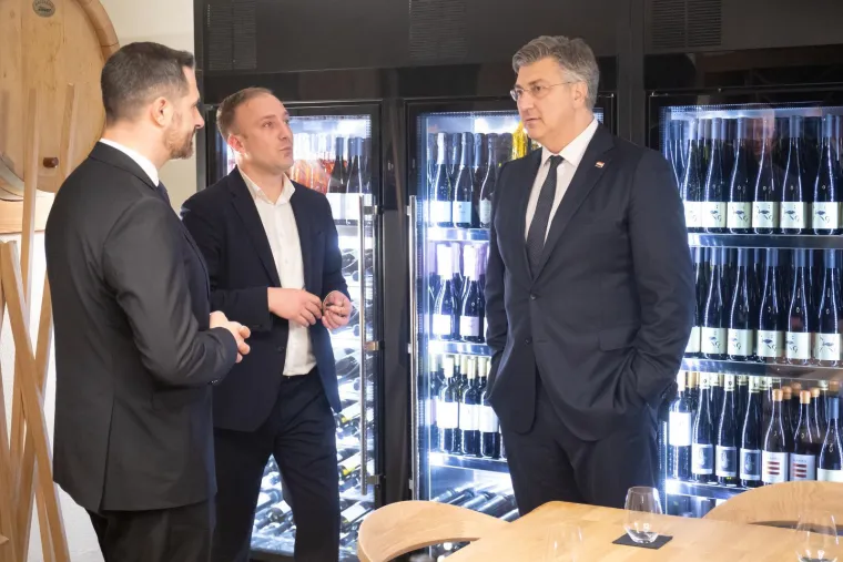 Jeste li primijetili koliko se Plenković promijenio? Evo kako je izgledao nekad, a kako sada