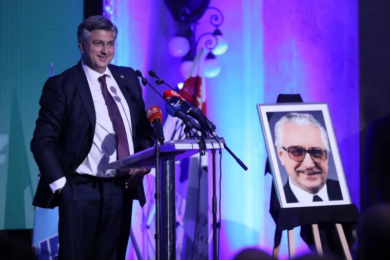 Jeste li primijetili koliko se Plenković promijenio? Evo kako je izgledao nekad, a kako sada