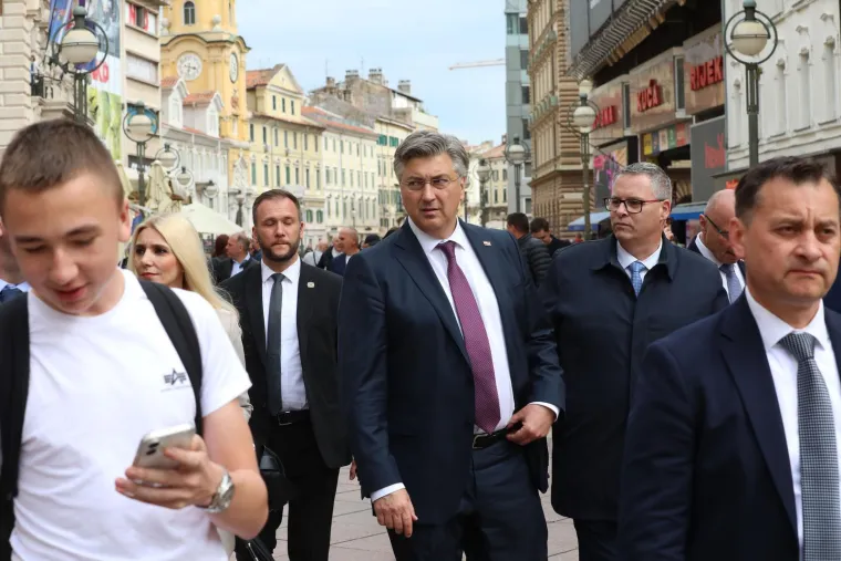 Jeste li primijetili koliko se Plenković promijenio? Evo kako je izgledao nekad, a kako sada