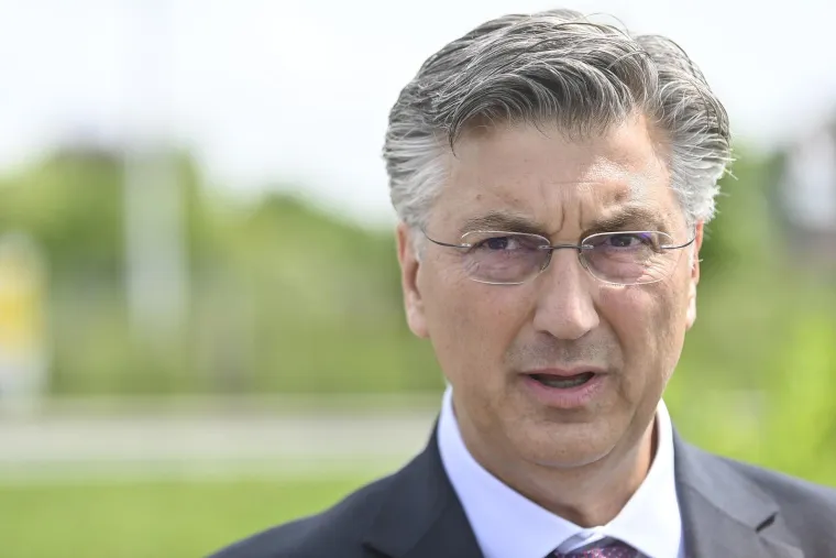 Jeste li primijetili koliko se Plenković promijenio? Evo kako je izgledao nekad, a kako sada