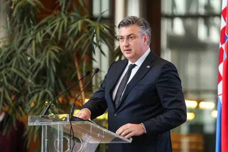 Jeste li primijetili koliko se Plenković promijenio? Evo kako je izgledao nekad, a kako sada