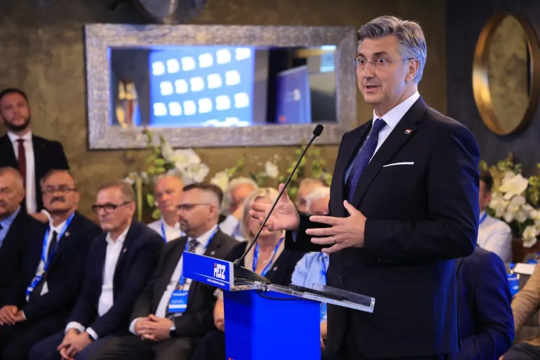 Jeste li primijetili koliko se Plenković promijenio? Evo kako je izgledao nekad, a kako sada