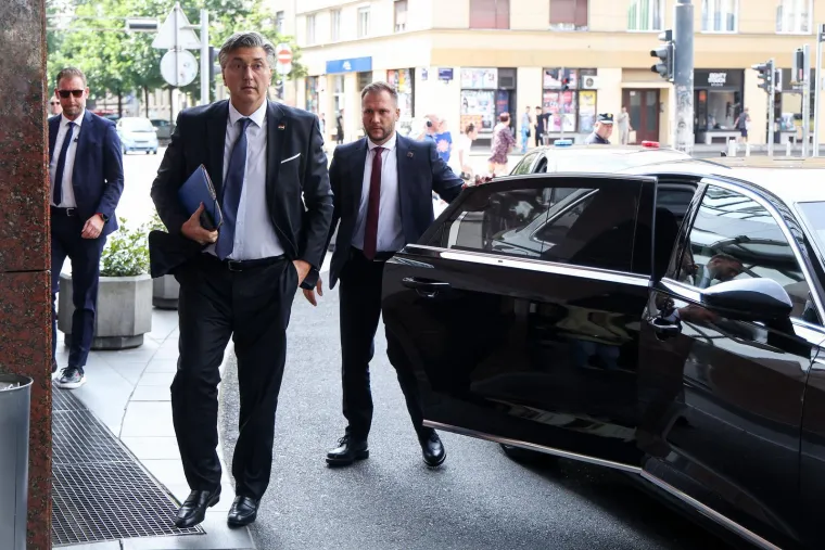 Jeste li primijetili koliko se Plenković promijenio? Evo kako je izgledao nekad, a kako sada