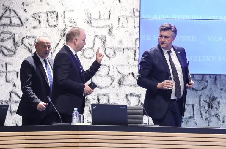 Jeste li primijetili koliko se Plenković promijenio? Evo kako je izgledao nekad, a kako sada
