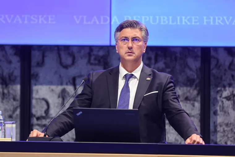 Jeste li primijetili koliko se Plenković promijenio? Evo kako je izgledao nekad, a kako sada