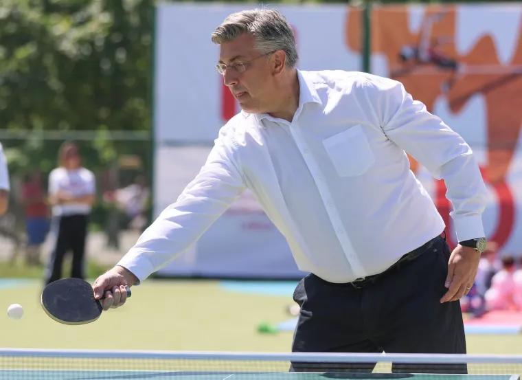 Jeste li primijetili koliko se Plenković promijenio? Evo kako je izgledao nekad, a kako sada