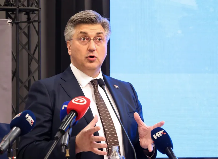 Jeste li primijetili koliko se Plenković promijenio? Evo kako je izgledao nekad, a kako sada