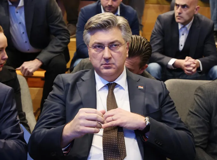 Jeste li primijetili koliko se Plenković promijenio? Evo kako je izgledao nekad, a kako sada