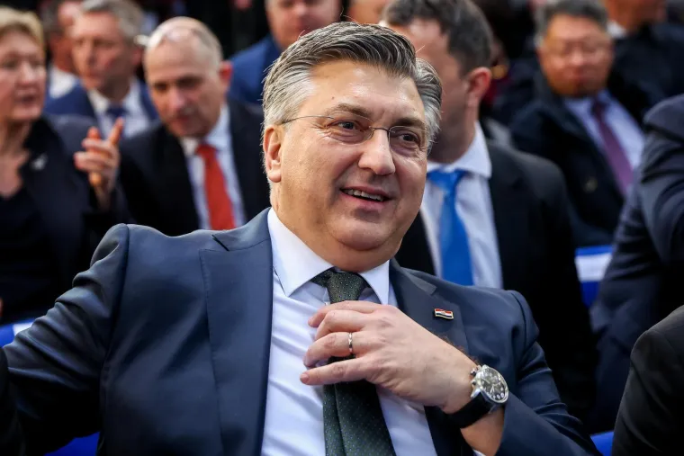 Jeste li primijetili koliko se Plenković promijenio? Evo kako je izgledao nekad, a kako sada