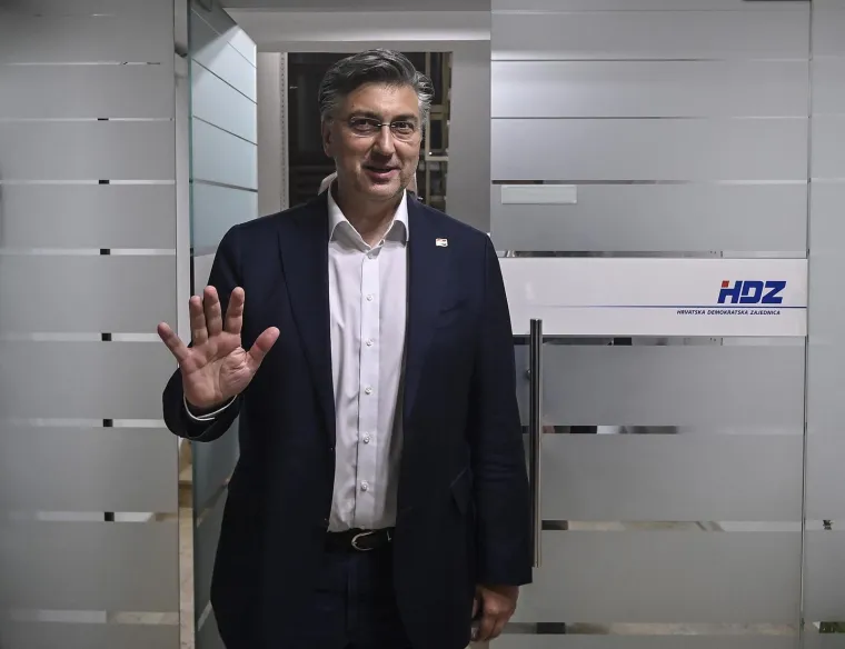 Jeste li primijetili koliko se Plenković promijenio? Evo kako je izgledao nekad, a kako sada