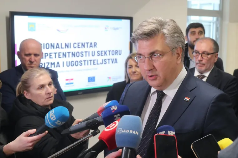 Jeste li primijetili koliko se Plenković promijenio? Evo kako je izgledao nekad, a kako sada