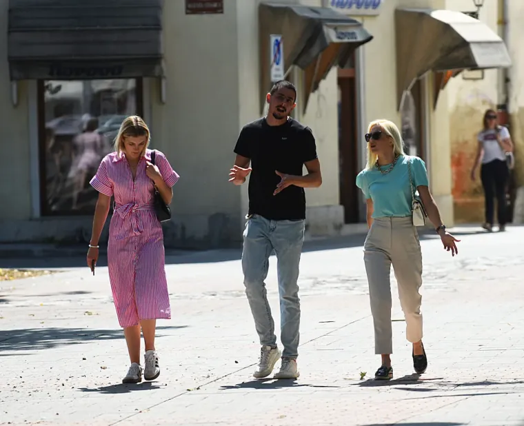 Dvije prijateljice ukrale svu pažnju u centru Karlovca: Ljepotice u šetnji digle temperaturu