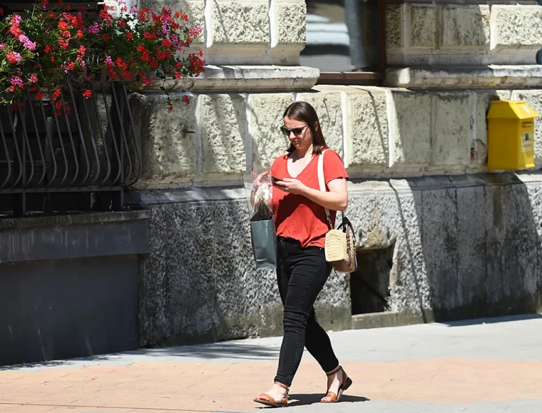 Dvije prijateljice ukrale svu pažnju u centru Karlovca: Ljepotice u šetnji digle temperaturu