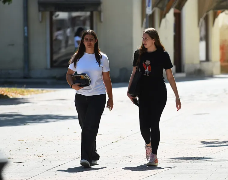 Dvije prijateljice ukrale svu pažnju u centru Karlovca: Ljepotice u šetnji digle temperaturu