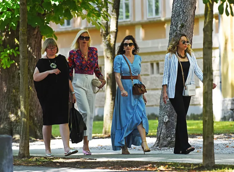 Dvije prijateljice ukrale svu pažnju u centru Karlovca: Ljepotice u šetnji digle temperaturu