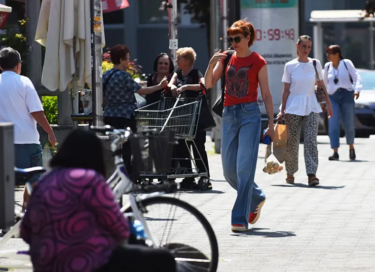 Dvije prijateljice ukrale svu pažnju u centru Karlovca: Ljepotice u šetnji digle temperaturu