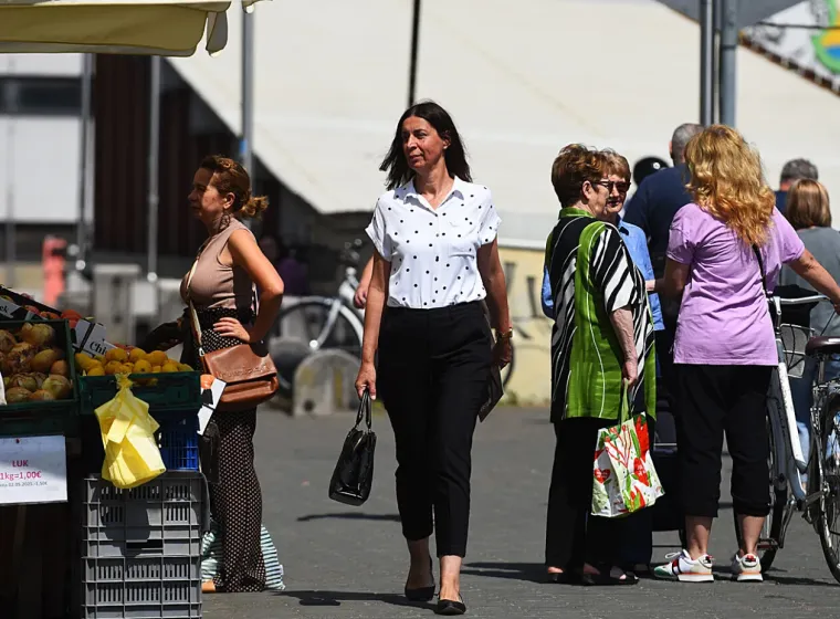 Dvije prijateljice ukrale svu pažnju u centru Karlovca: Ljepotice u &scaron;etnji digle temperaturu
