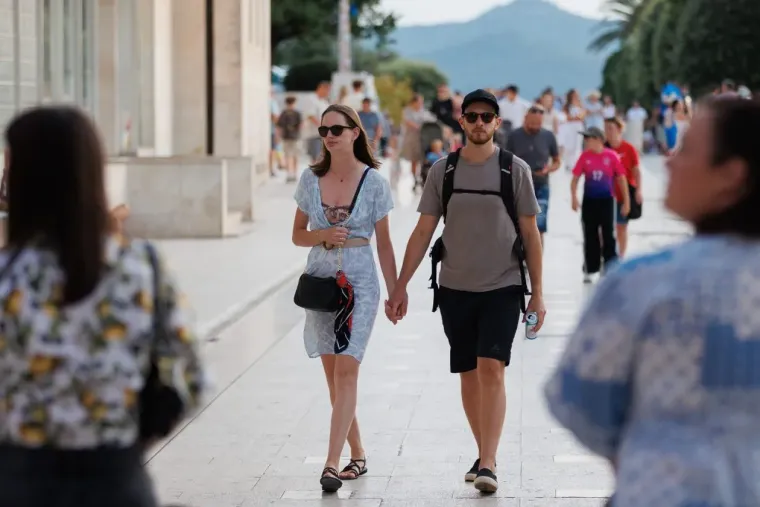 Glavna atrakcija: Dama u čizmama prošetala Zadrom i privukla oduševljene poglede prolaznika