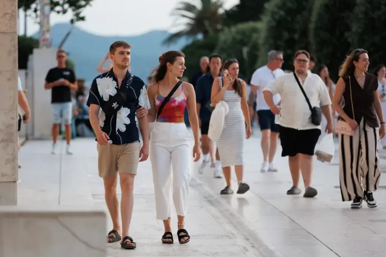 Glavna atrakcija: Dama u čizmama prošetala Zadrom i privukla oduševljene poglede prolaznika