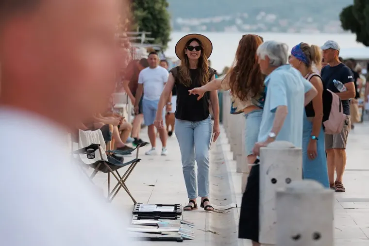 Glavna atrakcija: Dama u čizmama prošetala Zadrom i privukla oduševljene poglede prolaznika