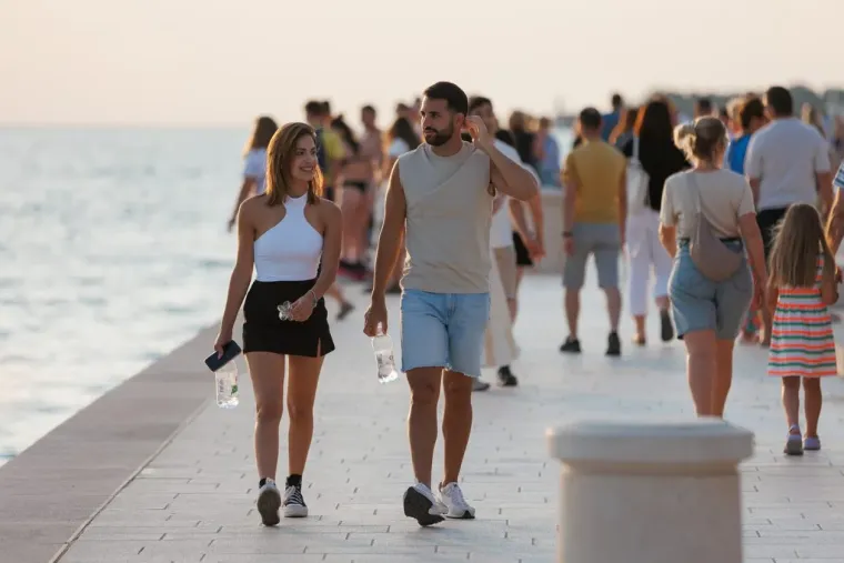 Glavna atrakcija: Dama u čizmama prošetala Zadrom i privukla oduševljene poglede prolaznika
