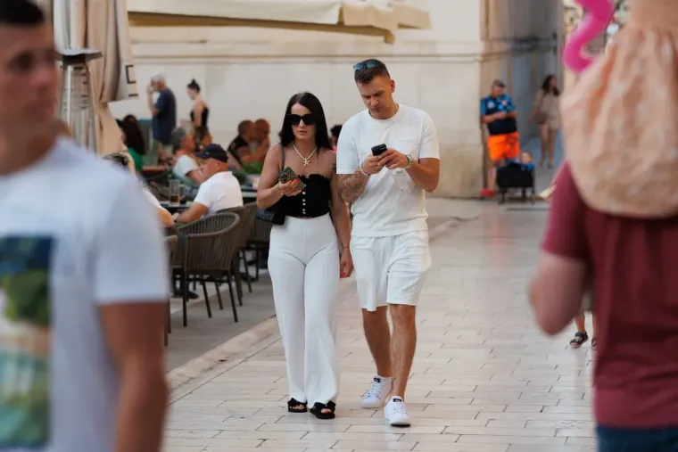 Glavna atrakcija: Dama u čizmama prošetala Zadrom i privukla oduševljene poglede prolaznika