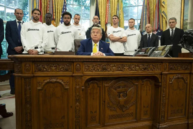 Srbin iza Trumpa postao viralna senzacija: Njegov izraz lica sve otkriva