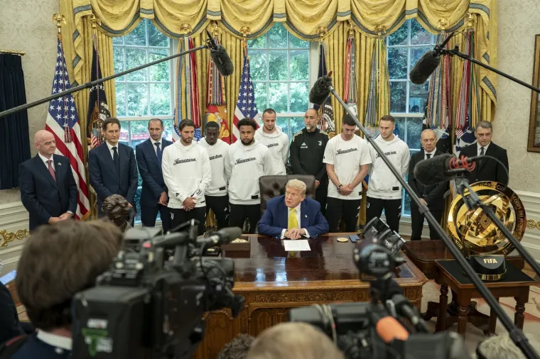 Srbin iza Trumpa postao viralna senzacija: Njegov izraz lica sve otkriva