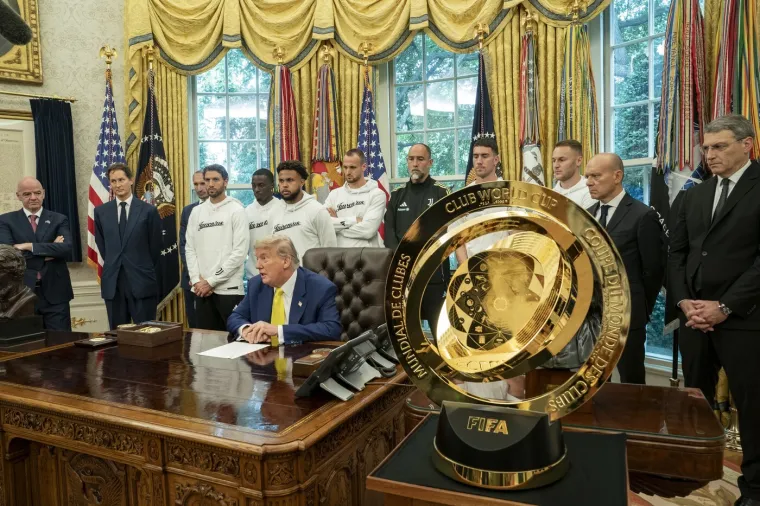 Srbin iza Trumpa postao viralna senzacija: Njegov izraz lica sve otkriva