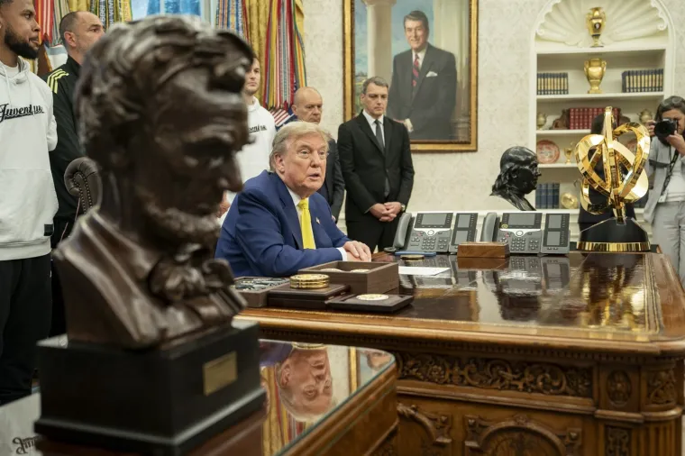 Srbin iza Trumpa postao viralna senzacija: Njegov izraz lica sve otkriva