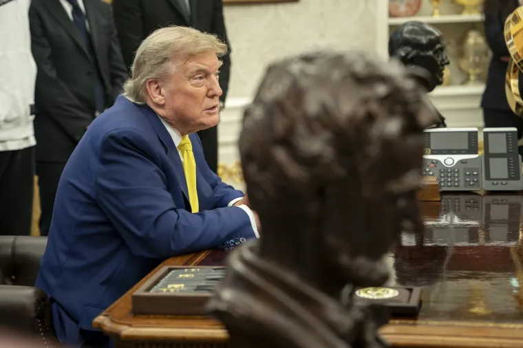 Srbin iza Trumpa postao viralna senzacija: Njegov izraz lica sve otkriva