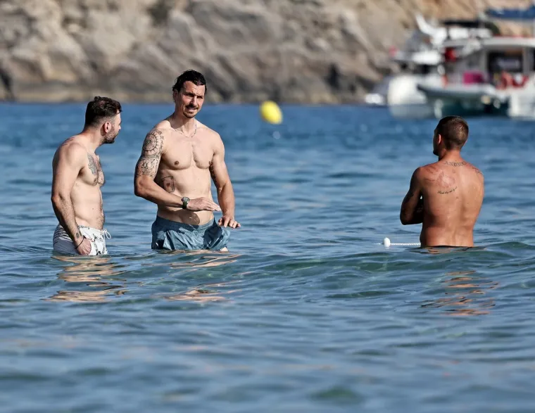 Ibrahimović pokazao isklesano tijelo u 44. godini, a poglede privlačila i supruga biv&scaron;eg suigrača