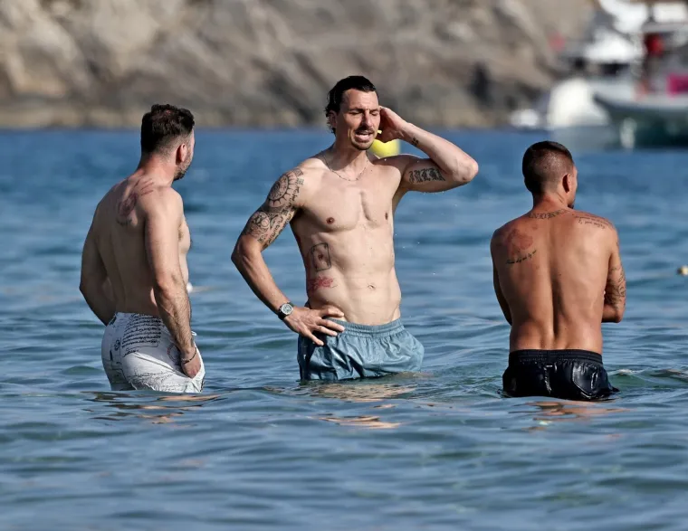 Ibrahimović pokazao isklesano tijelo u 44. godini, a poglede privlačila i supruga biv&scaron;eg suigrača