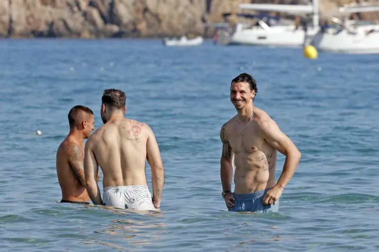 Ibrahimović pokazao isklesano tijelo u 44. godini, a poglede privlačila i supruga biv&scaron;eg suigrača