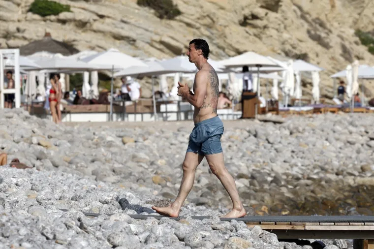 Ibrahimović pokazao isklesano tijelo u 44. godini, a poglede privlačila i supruga biv&scaron;eg suigrača