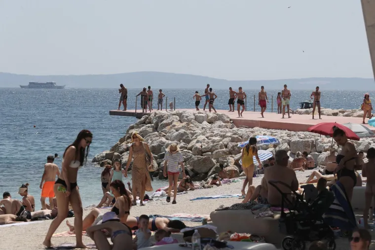 Neki rade, drugi odmaraju, ali svi gore na suncu: Pogledajte kako se Hrvatska topi na početku ljeta
