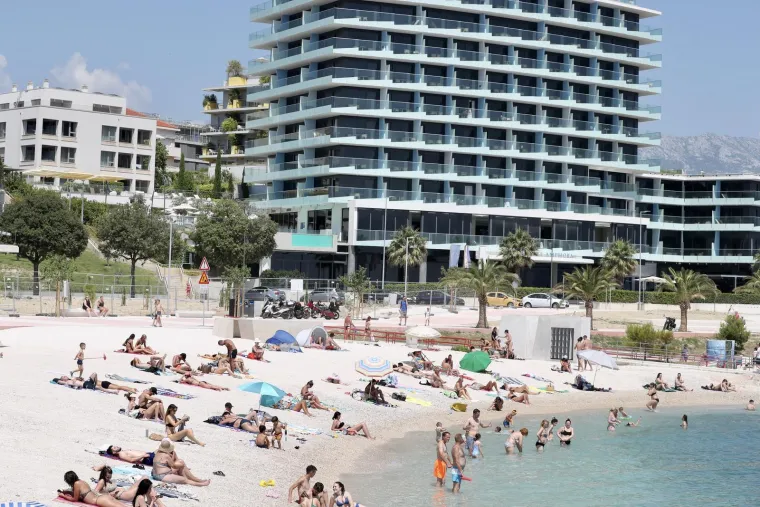 Neki rade, drugi odmaraju, ali svi gore na suncu: Pogledajte kako se Hrvatska topi na početku ljeta