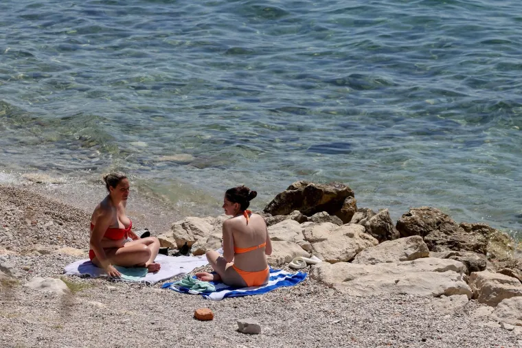 Neki rade, drugi odmaraju, ali svi gore na suncu: Pogledajte kako se Hrvatska topi na početku ljeta