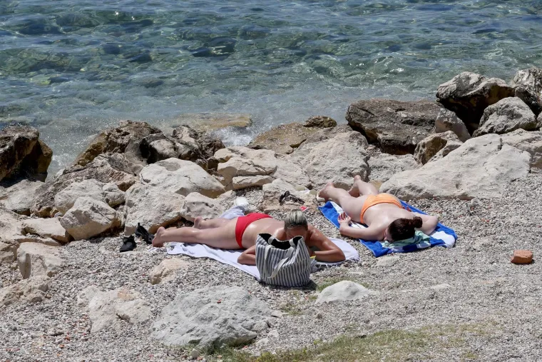 Neki rade, drugi odmaraju, ali svi gore na suncu: Pogledajte kako se Hrvatska topi na početku ljeta
