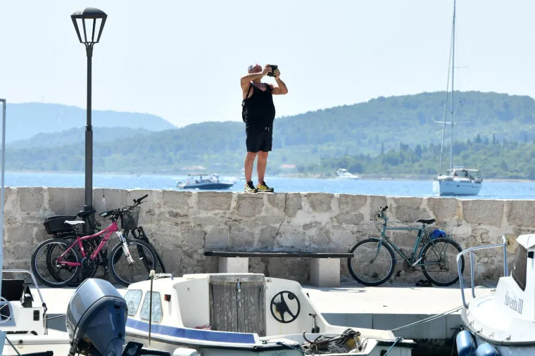 Neki rade, drugi odmaraju, ali svi gore na suncu: Pogledajte kako se Hrvatska topi na početku ljeta