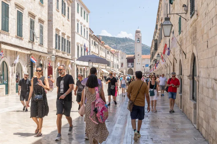 Neki rade, drugi odmaraju, ali svi gore na suncu: Pogledajte kako se Hrvatska topi na početku ljeta