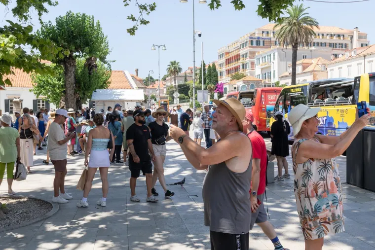 Neki rade, drugi odmaraju, ali svi gore na suncu: Pogledajte kako se Hrvatska topi na početku ljeta