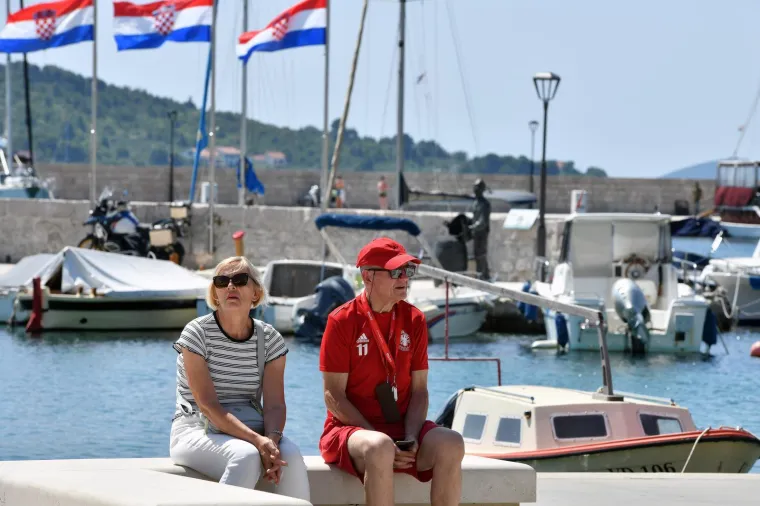 Neki rade, drugi odmaraju, ali svi gore na suncu: Pogledajte kako se Hrvatska topi na početku ljeta