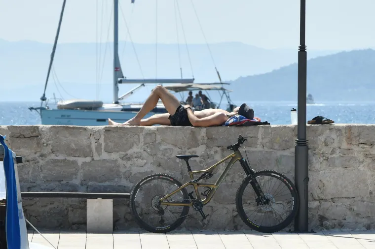 Neki rade, drugi odmaraju, ali svi gore na suncu: Pogledajte kako se Hrvatska topi na početku ljeta