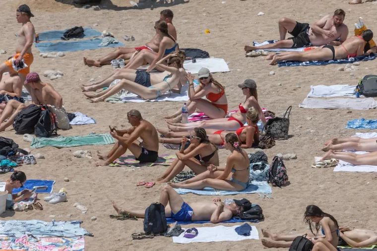 Neki rade, drugi odmaraju, ali svi gore na suncu: Pogledajte kako se Hrvatska topi na početku ljeta