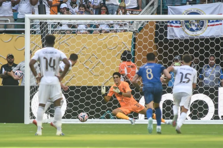 'Ukrao' penal Modriću pa se potpuno raspao: 'Molili su se da Luka puca'