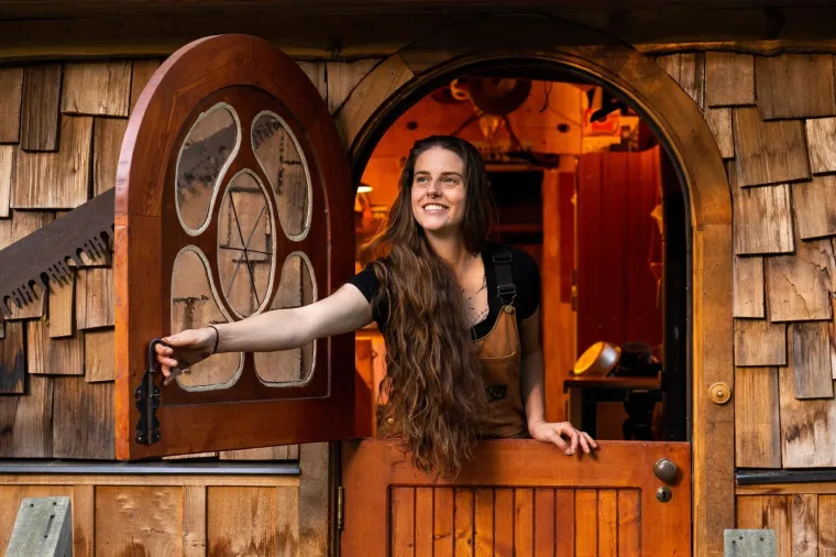 Od isluženog i trulog kamiona stvorila je golim rukama nevjerojatan dom: Izgleda kao iz bajke